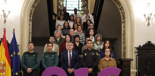 La Subdelegación del Gobierno en Granada guarda un minuto de silencio por los últimos asesinatos machistas