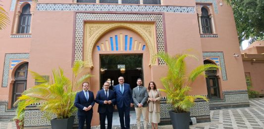 Ayuntamiento y Junta abordan la situación del turismo en Almuñécar en una visita de trabajo con el consejero Arturo Bernal