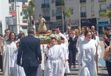 SALOBREÑA PONE EL BROCHE A SU SEMANA SANTA CON LA PROCESION PARROQUIAL DE RESURRECCION