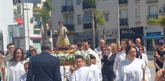 SALOBREÑA PONE EL BROCHE A SU SEMANA SANTA CON LA PROCESION PARROQUIAL DE RESURRECCION