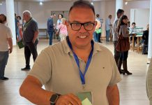 Juan José Ruiz Joya anima a la participación tras ejercer su derecho al voto en La Herradura