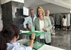 Luisa García Chamorro ejerce su derecho al voto en una de las 64 mesas electorales de Motril