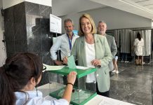 Luisa García Chamorro ejerce su derecho al voto en una de las 64 mesas electorales de Motril