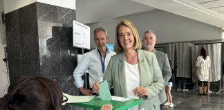 Luisa García Chamorro ejerce su derecho al voto en una de las 64 mesas electorales de Motril