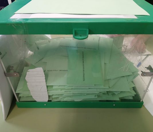 El PP gana las elecciones pero pierde la mayoría absoluta en Andalucía y en la provincia de Granada repite con 6 diputados