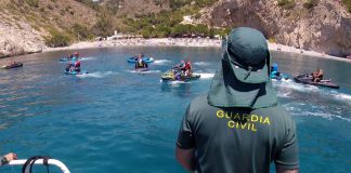 La Guardia Civil denuncia a diez motos náuticas por navegar en el Paraje Natural Acantilados de Maro-Cerro Gordo