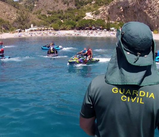 La Guardia Civil denuncia a diez motos náuticas por navegar en el Paraje Natural Acantilados de Maro-Cerro Gordo