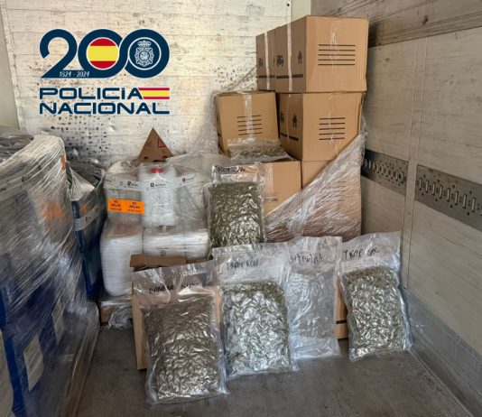 Detenido en la A-92 un varón que transportaba en un camión con matrícula extranjera 100 kilos de cogollos de marihuana