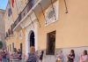 Educadoras y familias afectadas en la Escuela Infantil Rosa López Cervantes de Motril se concentran en el ayuntamiento, pidiendo soluciones «inmediatas»