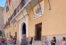 Educadoras y familias afectadas en la Escuela Infantil Rosa López Cervantes de Motril se concentran en el ayuntamiento, pidiendo soluciones «inmediatas»