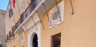 Educadoras y familias afectadas en la Escuela Infantil Rosa López Cervantes de Motril se concentran en el ayuntamiento, pidiendo soluciones «inmediatas»