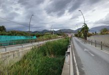 Un joven de 18 años herido muy grave tras accidentarse con un patinete en la Rambla de las Brujas de Motril