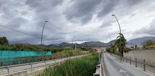 Un joven de 18 años herido muy grave tras accidentarse con un patinete en la Rambla de las Brujas de Motril
