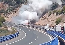 Incendio de un camión en la A-44 a la altura de la presa de Rules, dirección Granada