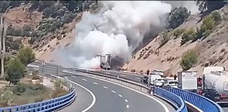 Incendio de un camión en la A-44 a la altura de la presa de Rules, dirección Granada