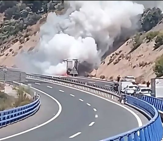 Incendio de un camión en la A-44 a la altura de la presa de Rules, dirección Granada