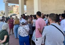 Las educadoras de la guardería Rosa López de Motril que llevan cinco meses sin cobrar, junto con las familias afectadas, se concentran pidiendo soluciones