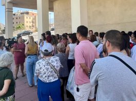 Las educadoras de la guardería Rosa López de Motril que llevan cinco meses sin cobrar, junto con las familias afectadas, se concentran pidiendo soluciones