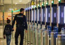 La Policía Nacional aclara cómo tramitar correctamente el permiso de viaje para menores no acompañados