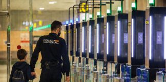 La Policía Nacional aclara cómo tramitar correctamente el permiso de viaje para menores no acompañados